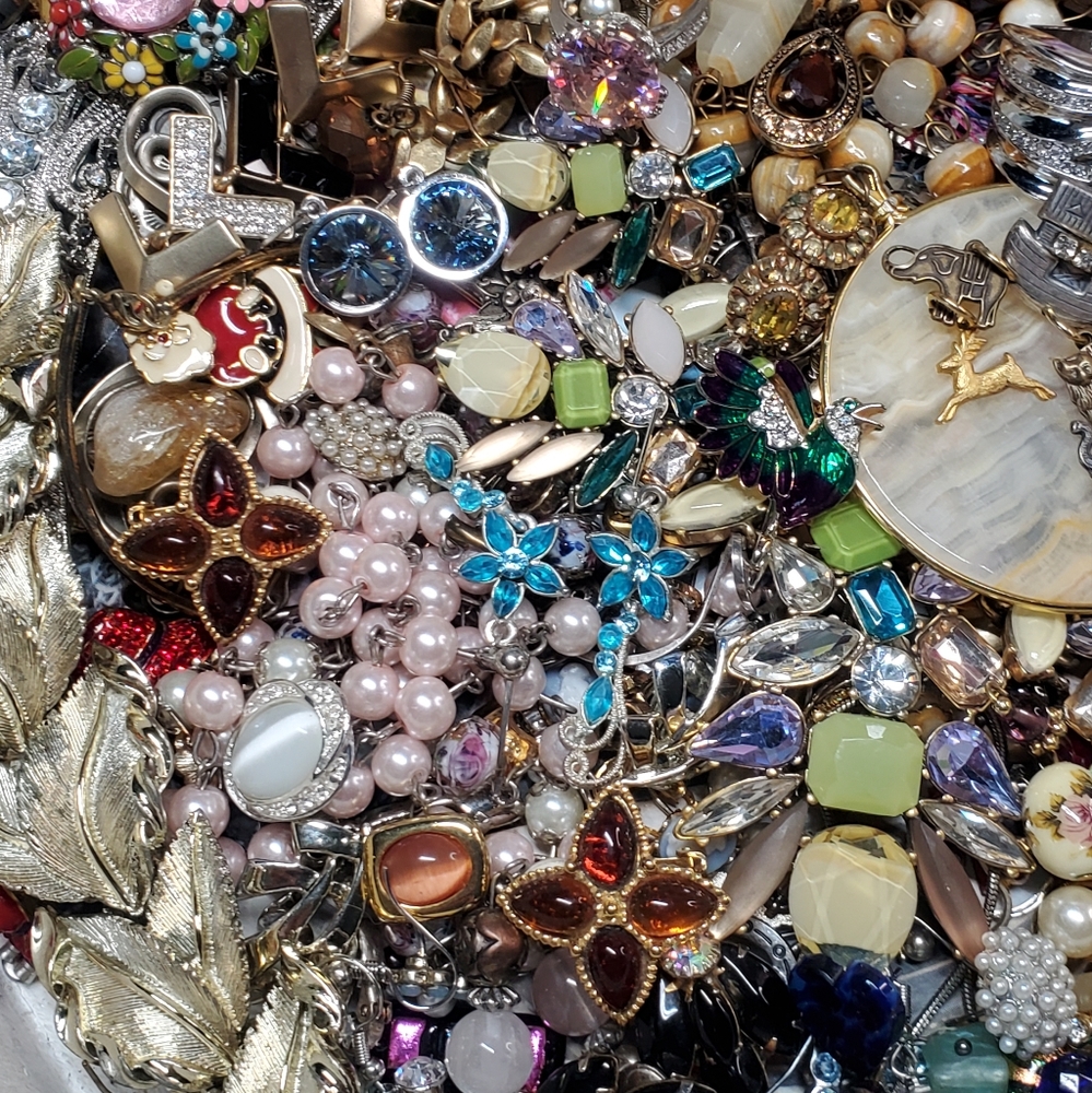 Grab Bag Of Necklaces, Bracelets, Rings, Earrings & Misc.  Brands. - Picture 15 of 16